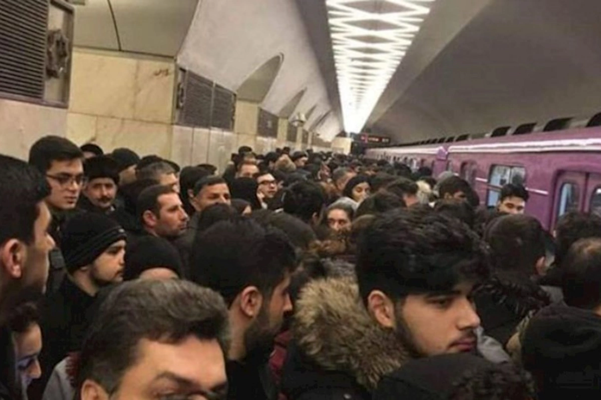 Metroda problem: Qatarlar tuneldə qaldı