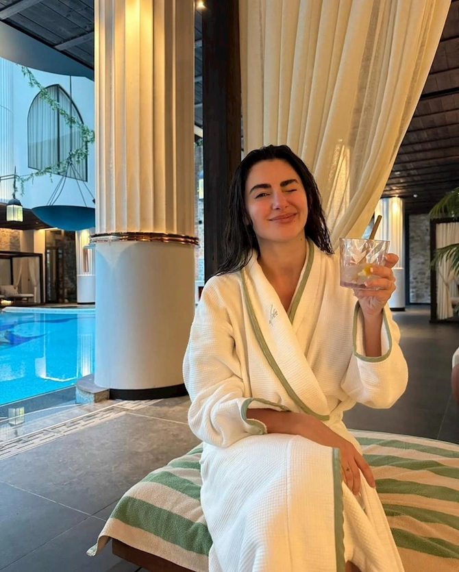 Nəsrin hamam xalatında fotolarını paylaşdı — FOTOLAR Nəsrin hamam xalatında fotolarını paylaşdı — FOTOLAR