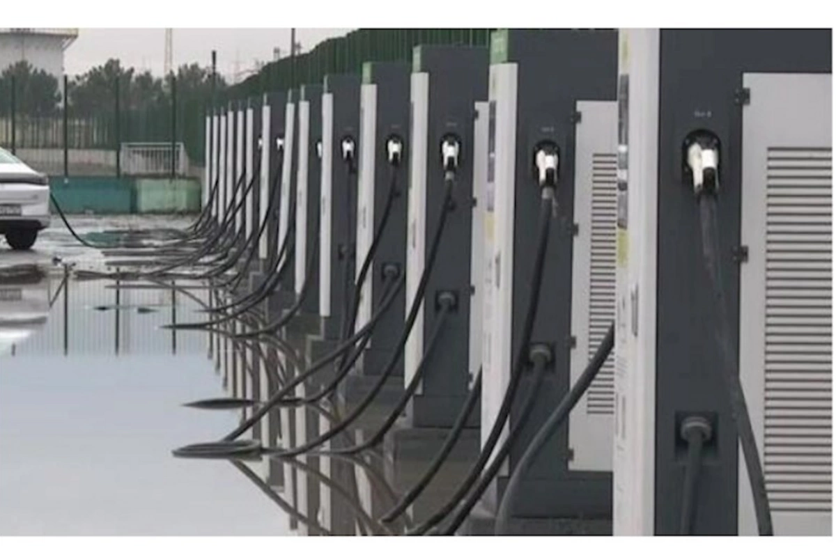 Bakıda elektrikdoldurma məntəqəsi su altında qaldı — VİDEO