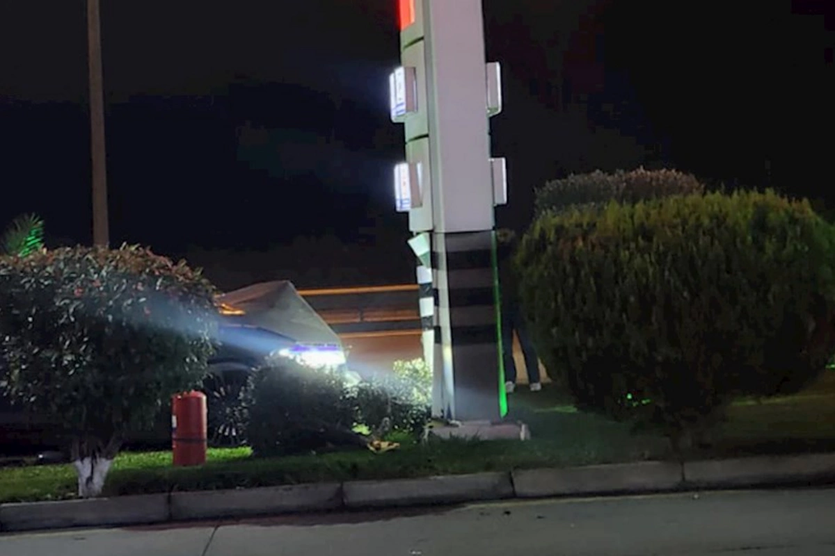 Avtomobil yanacaqdoldurma məntəqəsinə çırpıldı — Bakıda ağır qəza
