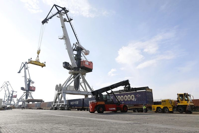 Bakı Limanında rekord nəticə: İllik konteyner aşırma tarixdə ilk dəfə 100 000 TEU-ya çatdı — FOTOLAR Bakı Limanında rekord nəticə: İllik konteyner aşırma tarixdə ilk dəfə 100 000 TEU-ya çatdı — FOTOLAR