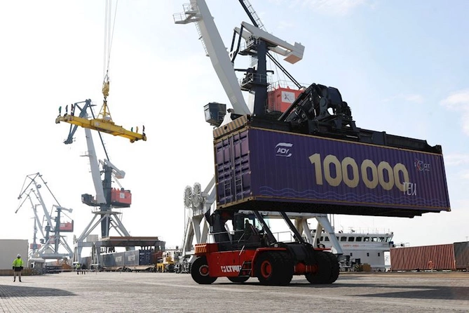 Bakı Limanında rekord nəticə: İllik konteyner aşırma tarixdə ilk dəfə 100 000 TEU-ya çatdı — FOTOLAR Bakı Limanında rekord nəticə: İllik konteyner aşırma tarixdə ilk dəfə 100 000 TEU-ya çatdı — FOTOLAR