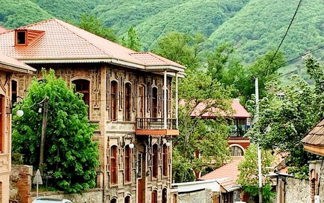 Yusif az qala, Şəkinin yarısını alıbmış... — Evlər, obyektlər, maşınlar... Yusif az qala, Şəkinin yarısını alıbmış... — Evlər, obyektlər, maşınlar...