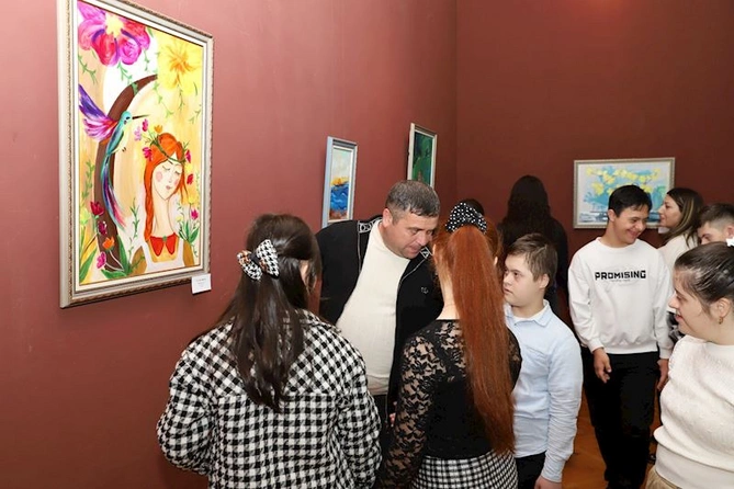 “Sevgi palitrası” – Beynəlxalq Əlillər Günü münasibətilə sərgi açılıb — FOTOLAR