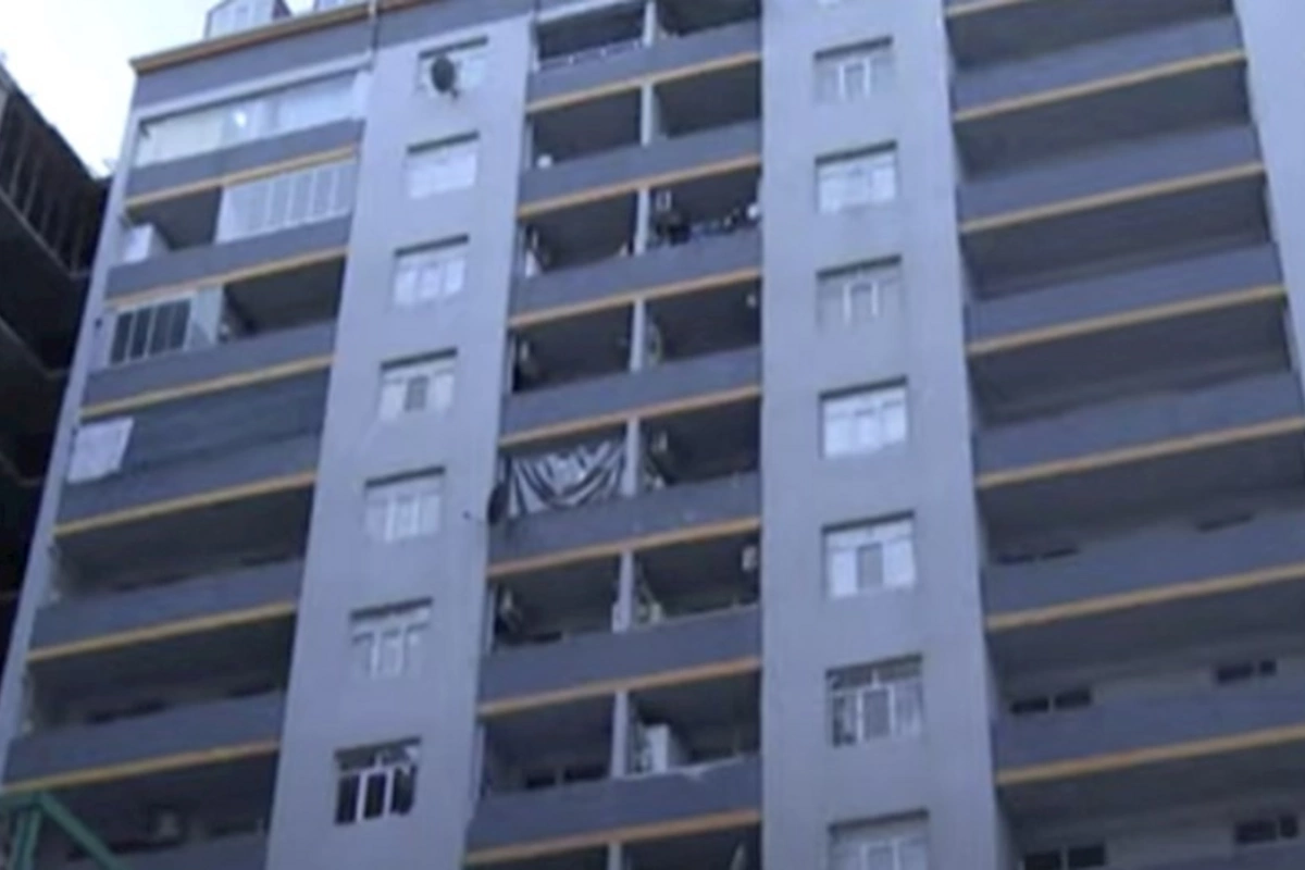 Sumqayıtda 17 yaşlı qız, Bakıda 33 yaşlı kişi binadan yıxılıb öldülər