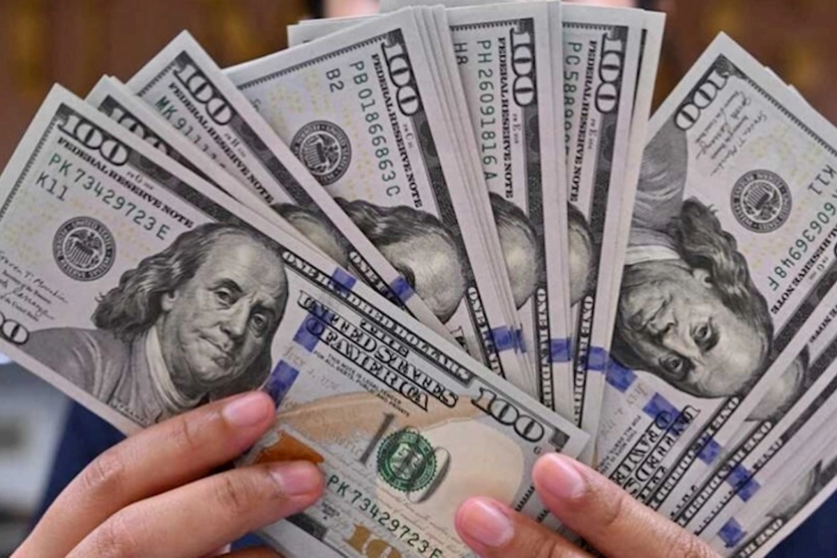 Usta işlədiyi evdən dollarları oğurlayıb yerinə saxtasını qoydu