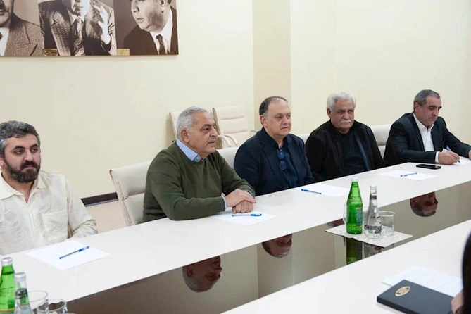 Gürcü rejissor Akademik Milli Dram Teatrında “Kral Lir”ə quruluş verəcək — FOTO