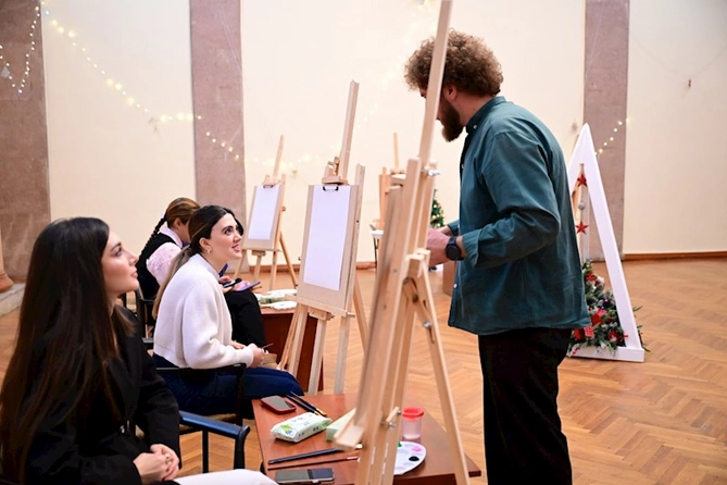 Muzey Mərkəzində təsviri sənət üzrə “Milli motivlər” adlı ustad dərsi keçirilib — FOTOLAR Muzey Mərkəzində təsviri sənət üzrə “Milli motivlər” adlı ustad dərsi keçirilib — FOTOLAR