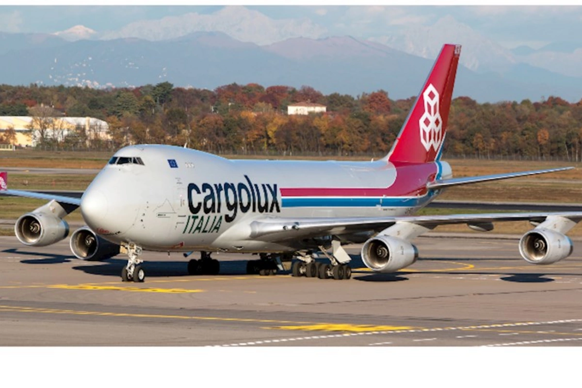 İki təyyarə Bakı aeroportuna məcburi ENİŞ ETDİ — FOTO