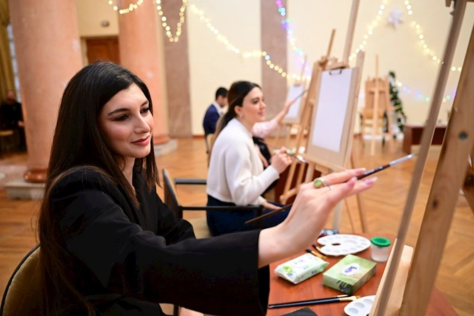 Muzey Mərkəzində təsviri sənət üzrə “Milli motivlər” adlı ustad dərsi keçirilib — FOTOLAR Muzey Mərkəzində təsviri sənət üzrə “Milli motivlər” adlı ustad dərsi keçirilib — FOTOLAR
