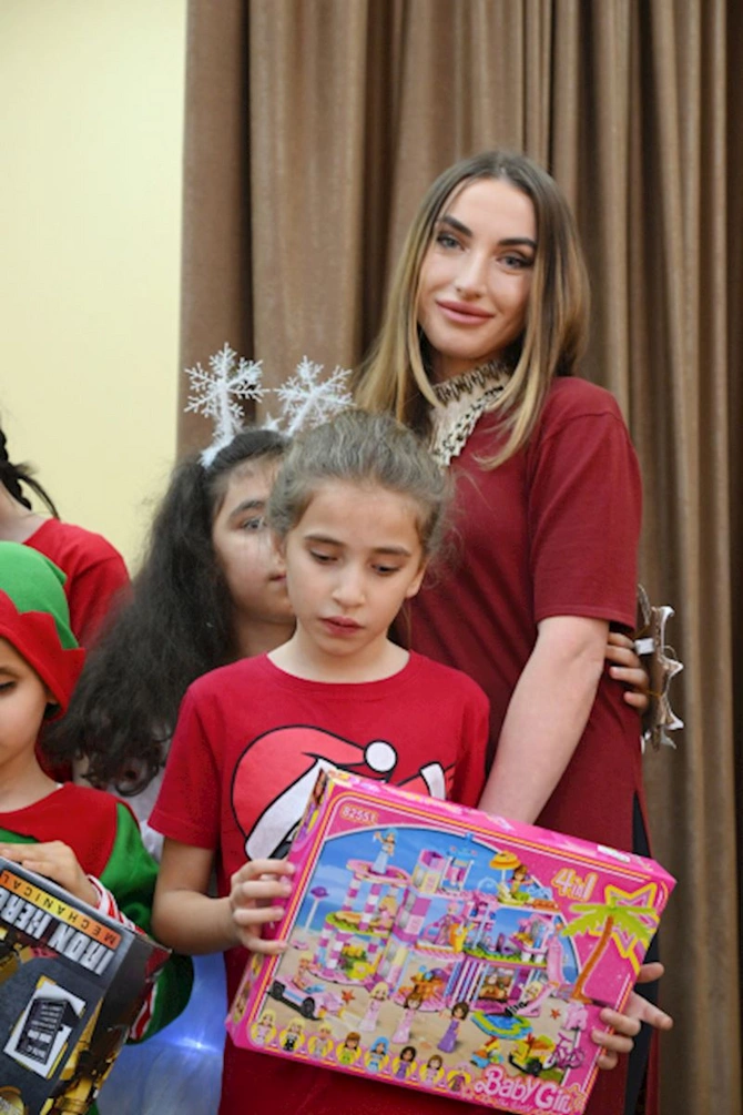 Prezidentin qızları və gəlini 5 nömrəli internat tipli xüsusi ümumtəhsil məktəbində olublar — FOTOLAR