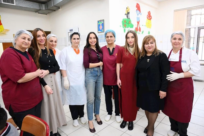 Prezidentin qızları və gəlini 5 nömrəli internat tipli xüsusi ümumtəhsil məktəbində olublar — FOTOLAR