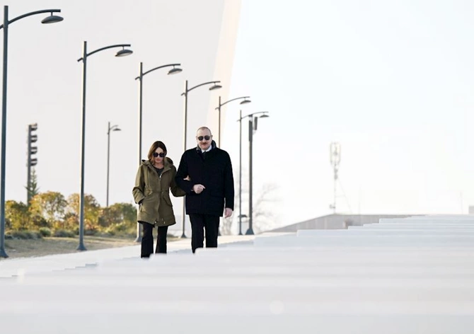 Prezident və birinci xanım Xankəndidə Zəfər parkının açılışında iştirak etdi — FOTOLAR (YENİLƏNİB) Prezident və birinci xanım Xankəndidə Zəfər parkının açılışında iştirak etdi — FOTOLAR (YENİLƏNİB)