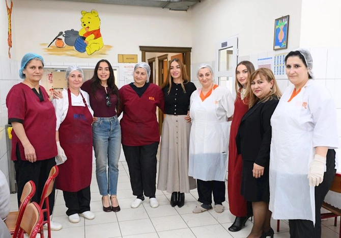 Prezidentin qızları və gəlini 5 nömrəli internat tipli xüsusi ümumtəhsil məktəbində olublar — FOTOLAR