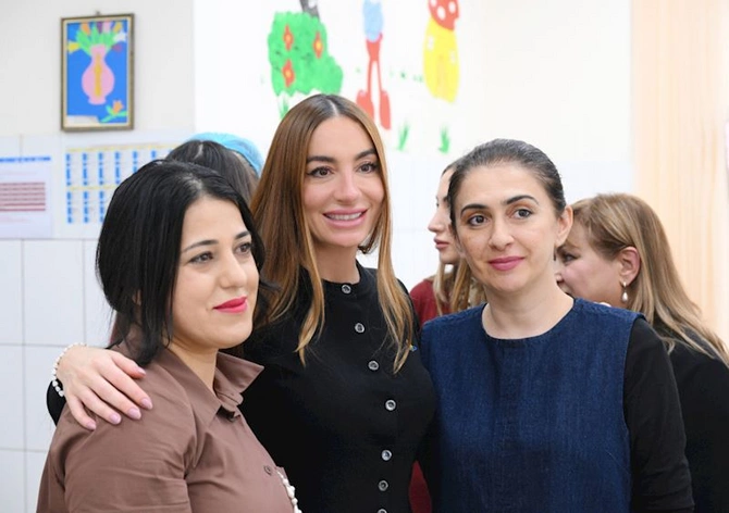 Prezidentin qızları və gəlini 5 nömrəli internat tipli xüsusi ümumtəhsil məktəbində olublar — FOTOLAR