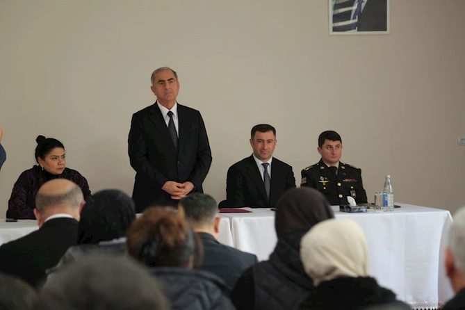 Sevindik Hətəmov Hacıqabul şəhərində səyyar qəbul keçirib — FOTOLAR Sevindik Hətəmov Hacıqabul şəhərində səyyar qəbul keçirib — FOTOLAR