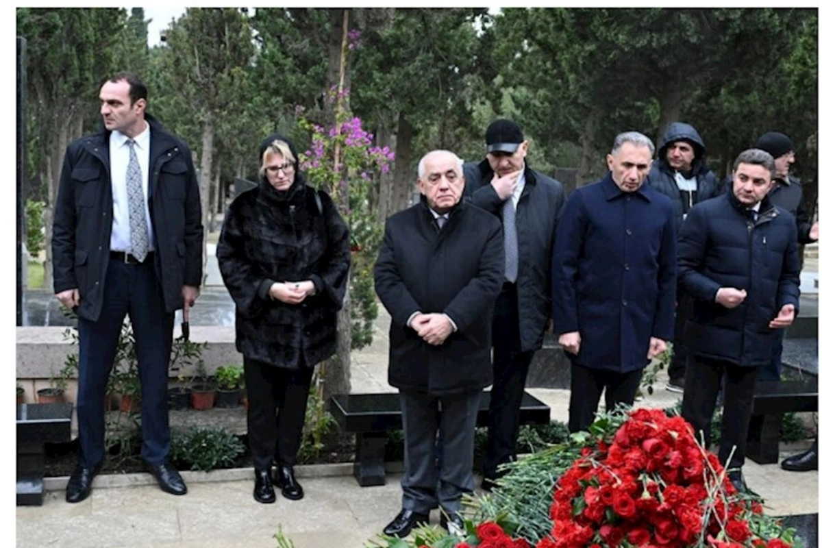 Əli Əsədov həlak olan ekipaj üzvlərinin məzarlarını ziyarət etdi — FOTO