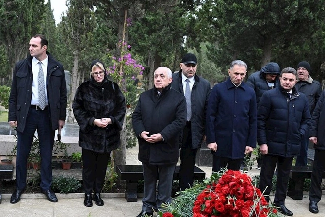 Əli Əsədov həlak olan ekipaj üzvlərinin məzarlarını ziyarət etdi — FOTO