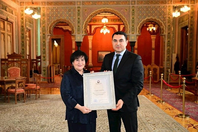 Adil Kərimli akademik Nailə Vəlixanlını yubileyi münasibətilə ziyarət etdi — FOTOLAR Adil Kərimli akademik Nailə Vəlixanlını yubileyi münasibətilə ziyarət etdi — FOTOLAR