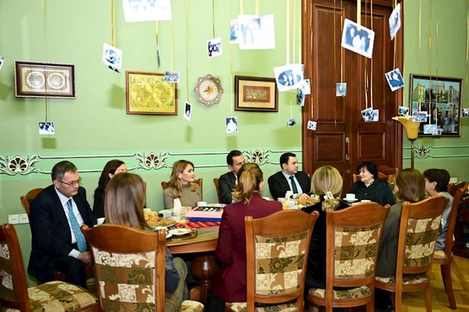 Adil Kərimli akademik Nailə Vəlixanlını yubileyi münasibətilə ziyarət etdi — FOTOLAR Adil Kərimli akademik Nailə Vəlixanlını yubileyi münasibətilə ziyarət etdi — FOTOLAR