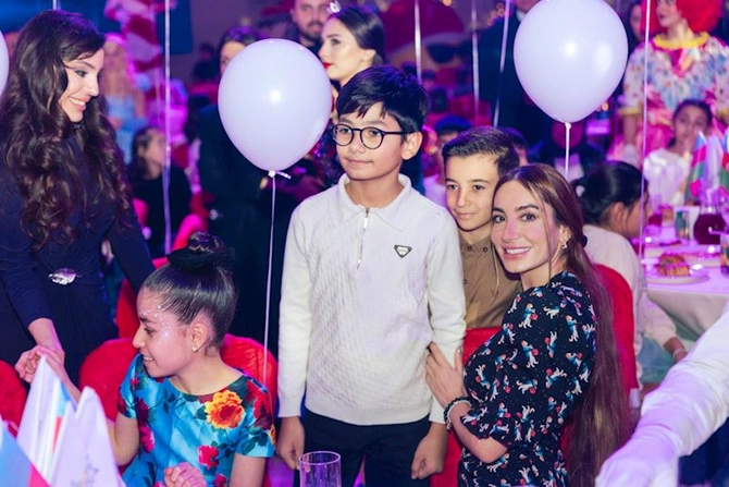 Heydər Əliyev Fondu uşaqlar üçün bayram şənliyi təşkil edib — FOTOLAR Heydər Əliyev Fondu uşaqlar üçün bayram şənliyi təşkil edib — FOTOLAR