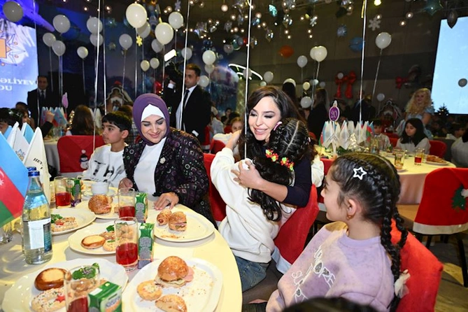 Heydər Əliyev Fondu uşaqlar üçün bayram şənliyi təşkil edib — FOTOLAR Heydər Əliyev Fondu uşaqlar üçün bayram şənliyi təşkil edib — FOTOLAR