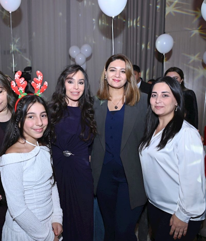 Heydər Əliyev Fondu uşaqlar üçün bayram şənliyi təşkil edib — FOTOLAR Heydər Əliyev Fondu uşaqlar üçün bayram şənliyi təşkil edib — FOTOLAR