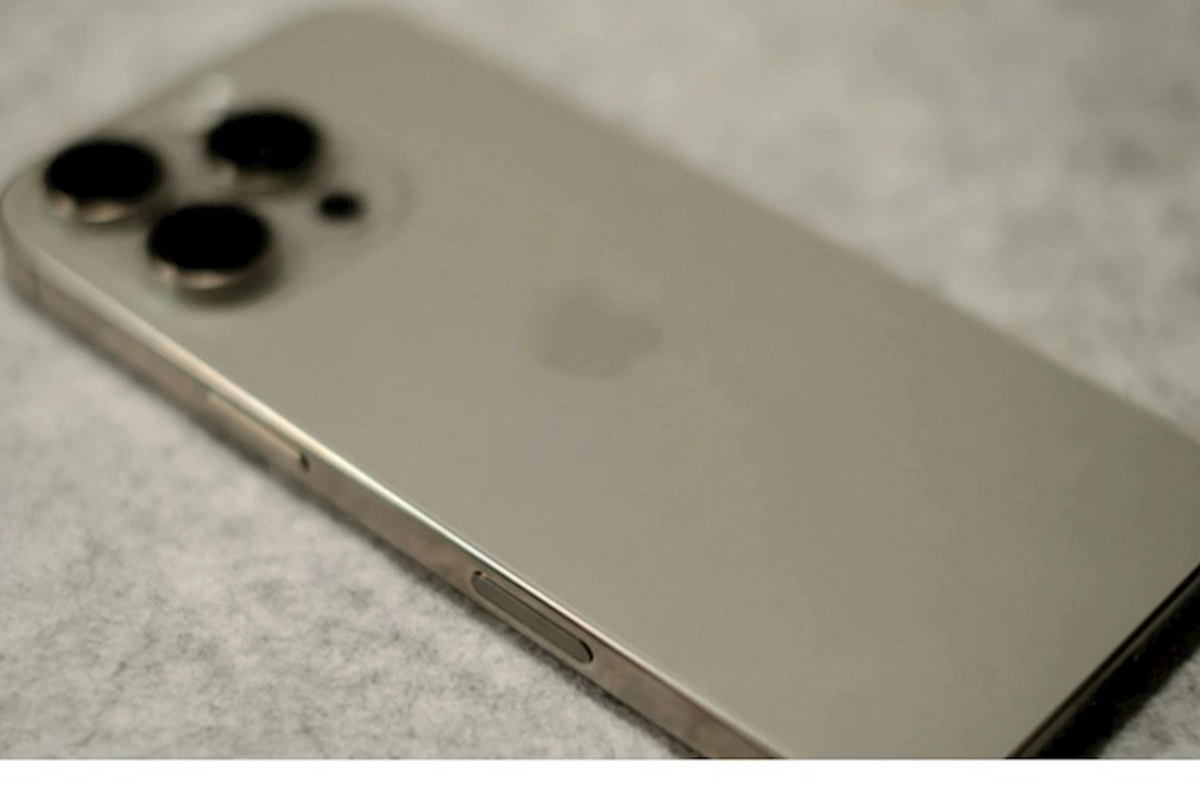 Telefon mağazasından 1800 manatlıq iPhone oğurlandı