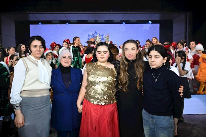 Heydər Əliyev Fondu uşaqlar üçün bayram şənliyi təşkil edib — FOTOLAR Heydər Əliyev Fondu uşaqlar üçün bayram şənliyi təşkil edib — FOTOLAR