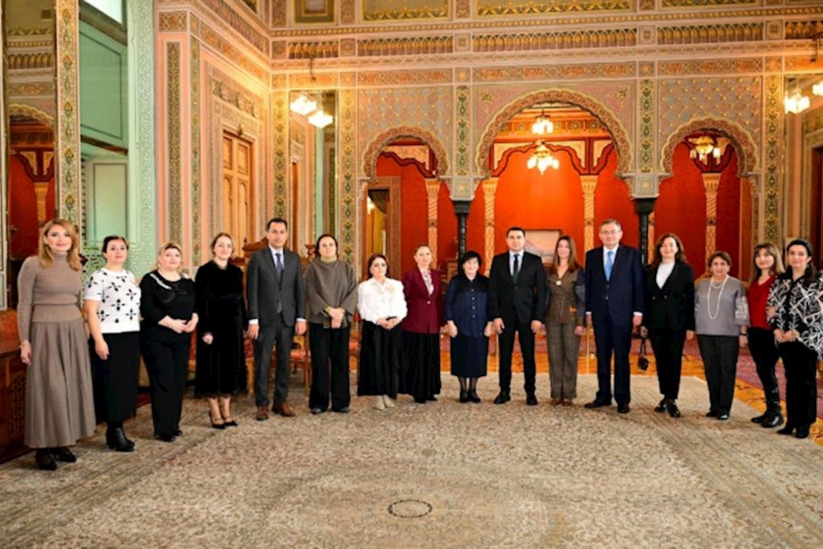 Adil Kərimli akademik Nailə Vəlixanlını yubileyi münasibətilə ziyarət etdi — FOTOLAR