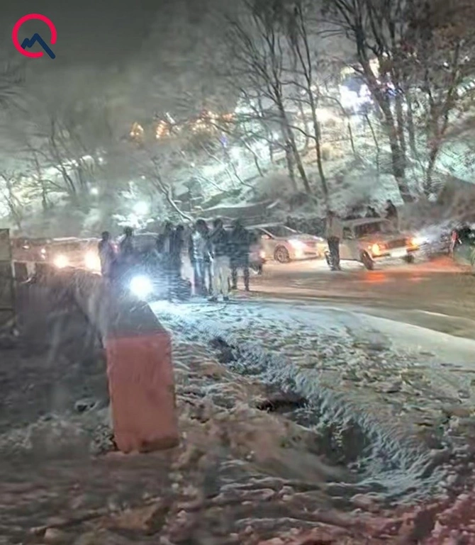 Hacıkənddə yollar buz bağladı — FOTOLAR Hacıkənddə yollar buz bağladı — FOTOLAR