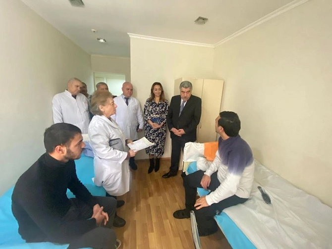 Rüstəm Xəlilov şəhid anasını və Vətən müharibəsi qazilərini ziyarət etdi — FOTOLAR Rüstəm Xəlilov şəhid anasını və Vətən müharibəsi qazilərini ziyarət etdi — FOTOLAR