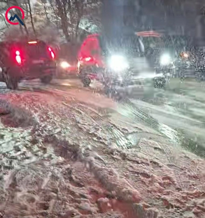 Hacıkənddə yollar buz bağladı — FOTOLAR Hacıkənddə yollar buz bağladı — FOTOLAR