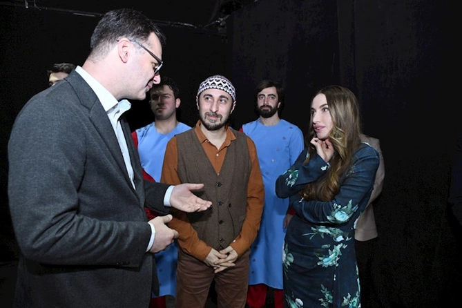 Prezidentin qızı ilə gəlini “Romeo və Cülyetta”nı izlədi — FOTOLAR Prezidentin qızı ilə gəlini “Romeo və Cülyetta”nı izlədi — FOTOLAR
