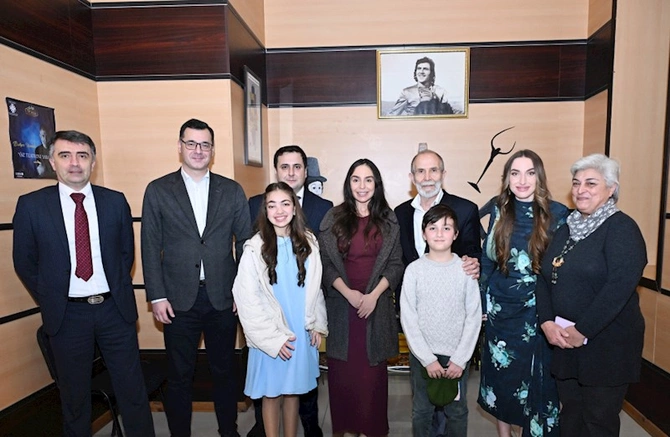 Prezidentin qızı ilə gəlini “Romeo və Cülyetta”nı izlədi — FOTOLAR Prezidentin qızı ilə gəlini “Romeo və Cülyetta”nı izlədi — FOTOLAR