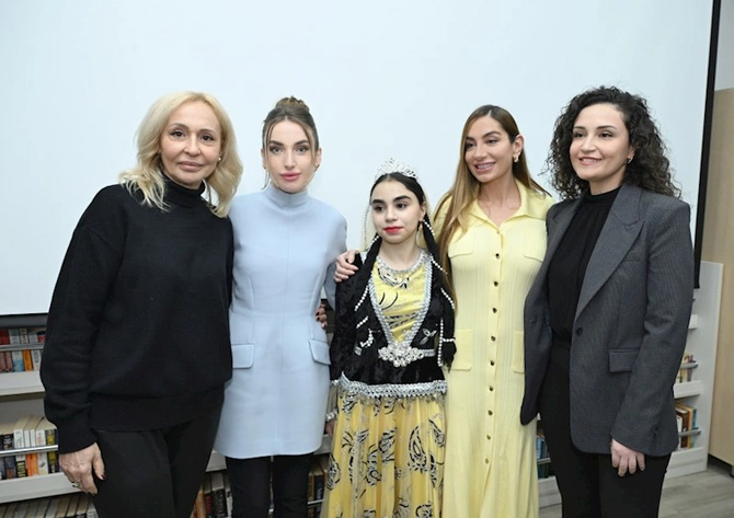 Prezident ailəsi “Azərbaycan dili” platformasının təqdimat mərasimində — FOTOLAR Prezident ailəsi “Azərbaycan dili” platformasının təqdimat mərasimində — FOTOLAR