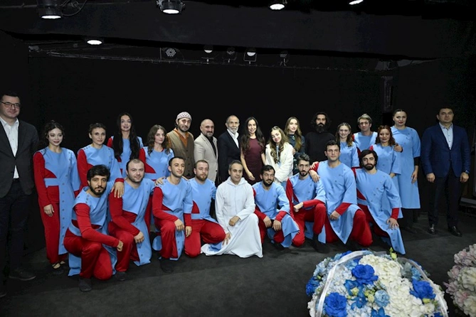Prezidentin qızı ilə gəlini “Romeo və Cülyetta”nı izlədi — FOTOLAR Prezidentin qızı ilə gəlini “Romeo və Cülyetta”nı izlədi — FOTOLAR