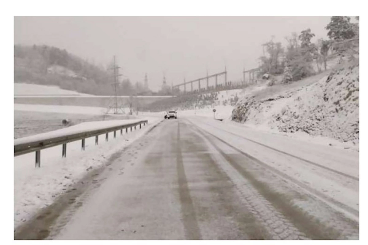 Şuşada yollar buz bağladı