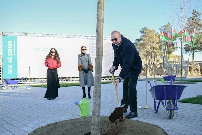 Prezident İlham Əliyev Bakı Ağ Şəhərdə olub — FOTOLAR (YENİLƏNİB)