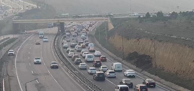 Kənar dairəvi yolda qəza: Tıxac yarandı — FOTOLAR Kənar dairəvi yolda qəza: Tıxac yarandı — FOTOLAR