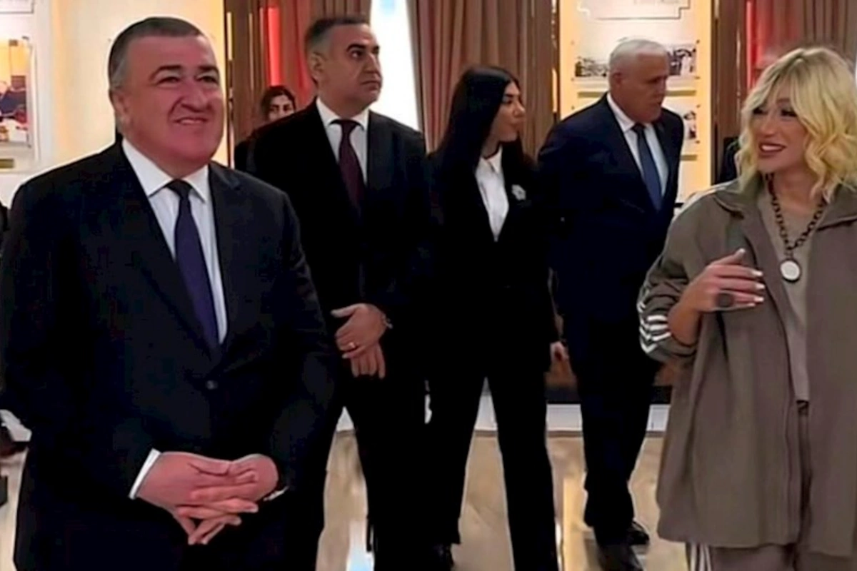 Röyanın icra başçısı ilə bu şəkli tənqid olundu — FOTOLAR
