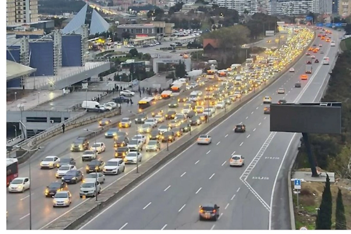 20 Yanvar metro stansiyası istiqamətində nəqliyyatın sıxlığı yaranıb