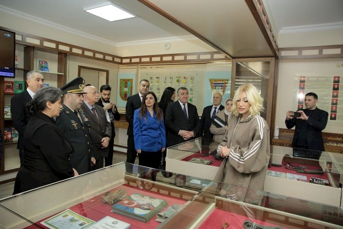 Röyanın icra başçısı ilə bu şəkli tənqid olundu — FOTOLAR Röyanın icra başçısı ilə bu şəkli tənqid olundu — FOTOLAR