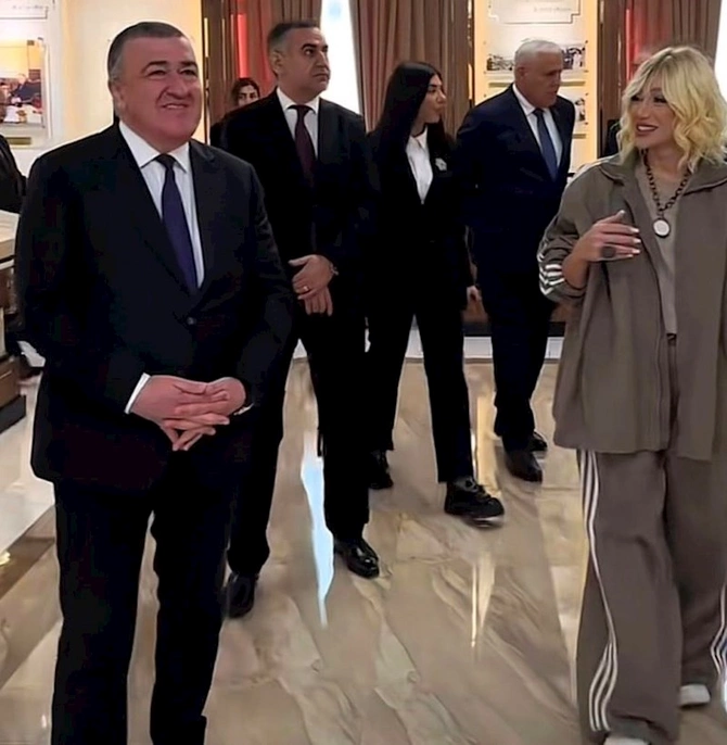 Röyanın icra başçısı ilə bu şəkli tənqid olundu — FOTOLAR Röyanın icra başçısı ilə bu şəkli tənqid olundu — FOTOLAR