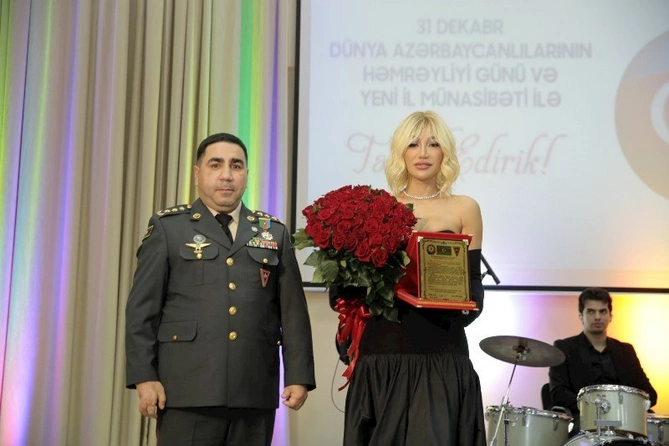 Röyanın icra başçısı ilə bu şəkli tənqid olundu — FOTOLAR Röyanın icra başçısı ilə bu şəkli tənqid olundu — FOTOLAR