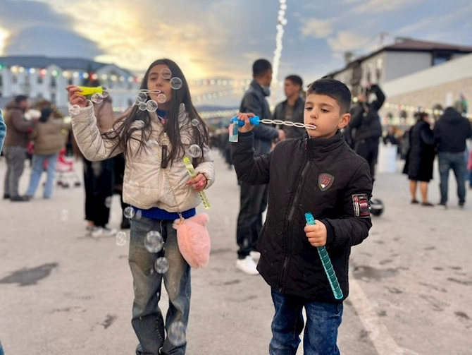 Xankəndi 3-cü Yeni ilini doğmaları ilə qarşılayır — FOTOLAR Xankəndi 3-cü Yeni ilini doğmaları ilə qarşılayır — FOTOLAR