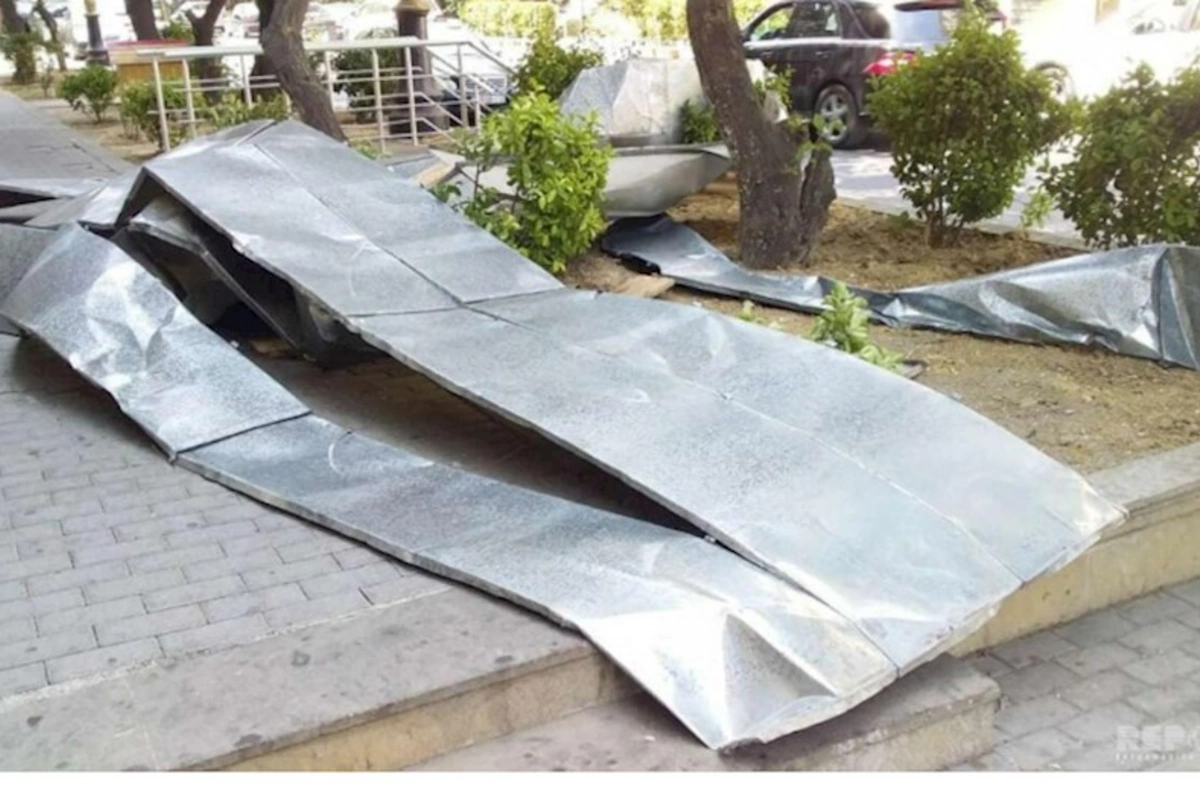 Güclü külək Bakıda binanın damını uçurdu — FOTO