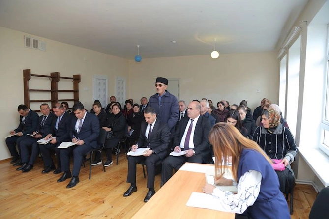 Sevindik Hətəmov növbəti səyyar qəbul-görüş keçirdi — FOTOLAR Sevindik Hətəmov növbəti səyyar qəbul-görüş keçirdi — FOTOLAR