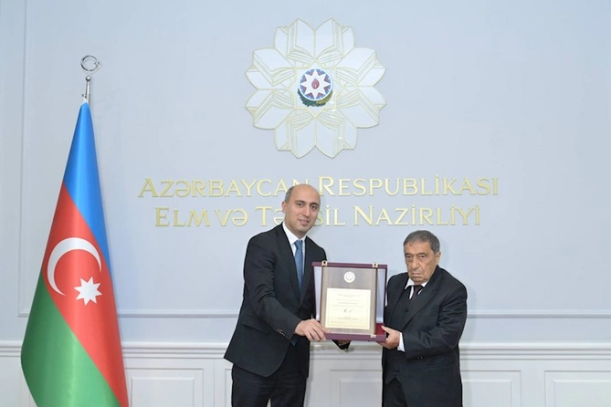 Emin Əmrullayev yüksək dövlət təltiflərinə layiq görülmüş alimlərlə görüşdü — FOTOLAR Emin Əmrullayev yüksək dövlət təltiflərinə layiq görülmüş alimlərlə görüşdü — FOTOLAR