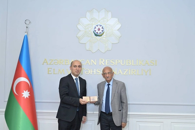 Emin Əmrullayev yüksək dövlət təltiflərinə layiq görülmüş alimlərlə görüşdü — FOTOLAR Emin Əmrullayev yüksək dövlət təltiflərinə layiq görülmüş alimlərlə görüşdü — FOTOLAR